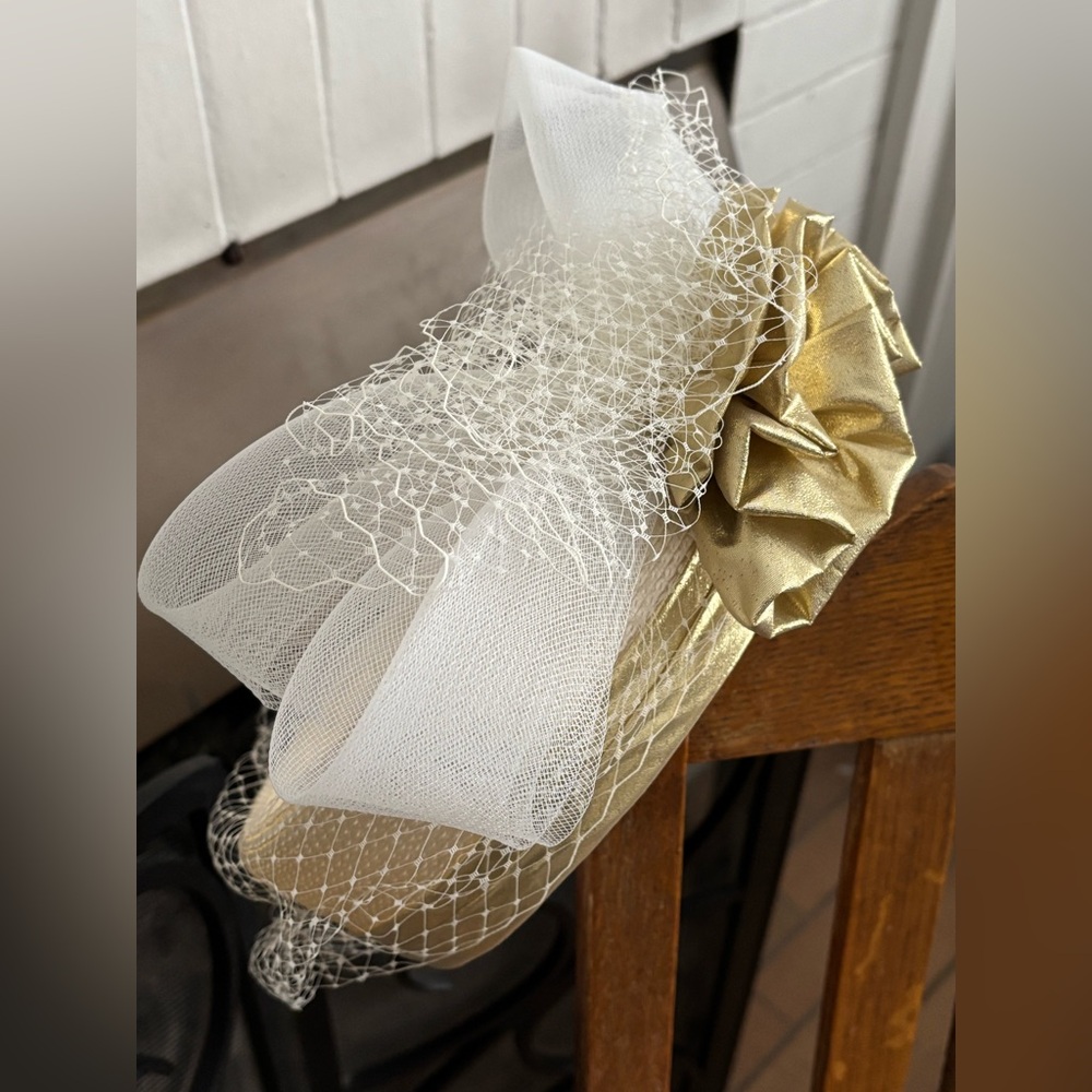 Stunning Derby/Bridal Hat! Fascinator Pillbox Hat - Cream, Gold and White